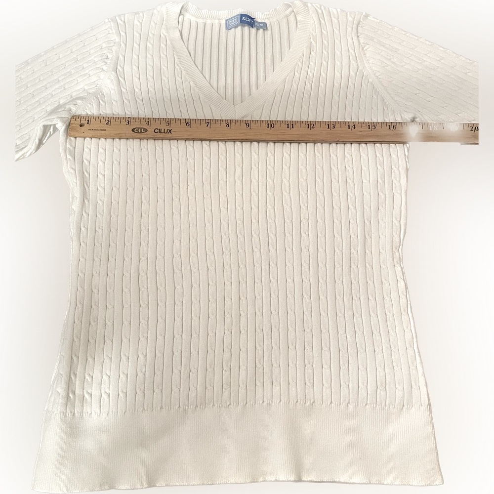 NWOT white Denver Hayes cable knit v-neck